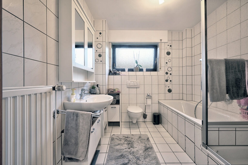 Tageslichtbad mit Badewanne und Dusche