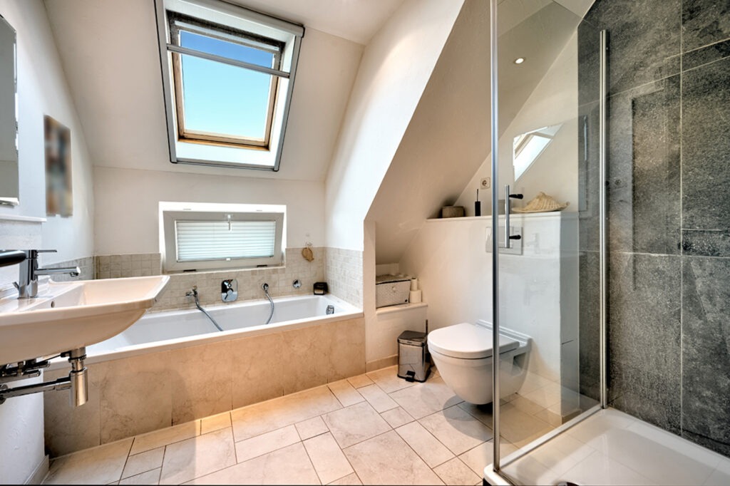 Tageslichtbad mit Badewanne & Dusche