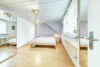 Ein Haus, zwei Wohneinheiten, drei Garagen & viele Möglichkeiten in Duisburg Wehofen - Schlafzimmer WE1