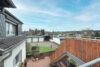 Ein Haus, zwei Wohneinheiten, drei Garagen & viele Möglichkeiten in Duisburg Wehofen - Balkon mit Blick auf das Grundstück WE1